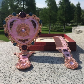 Handheld Mirror Set, Vintage Heart Shape Makeup Mirror and Comb Floral Antique Princess Castle Vanity Mirror Cosmetic Decorative Embossed Hair Brush Gift for Women Girls (Metal-Gold)